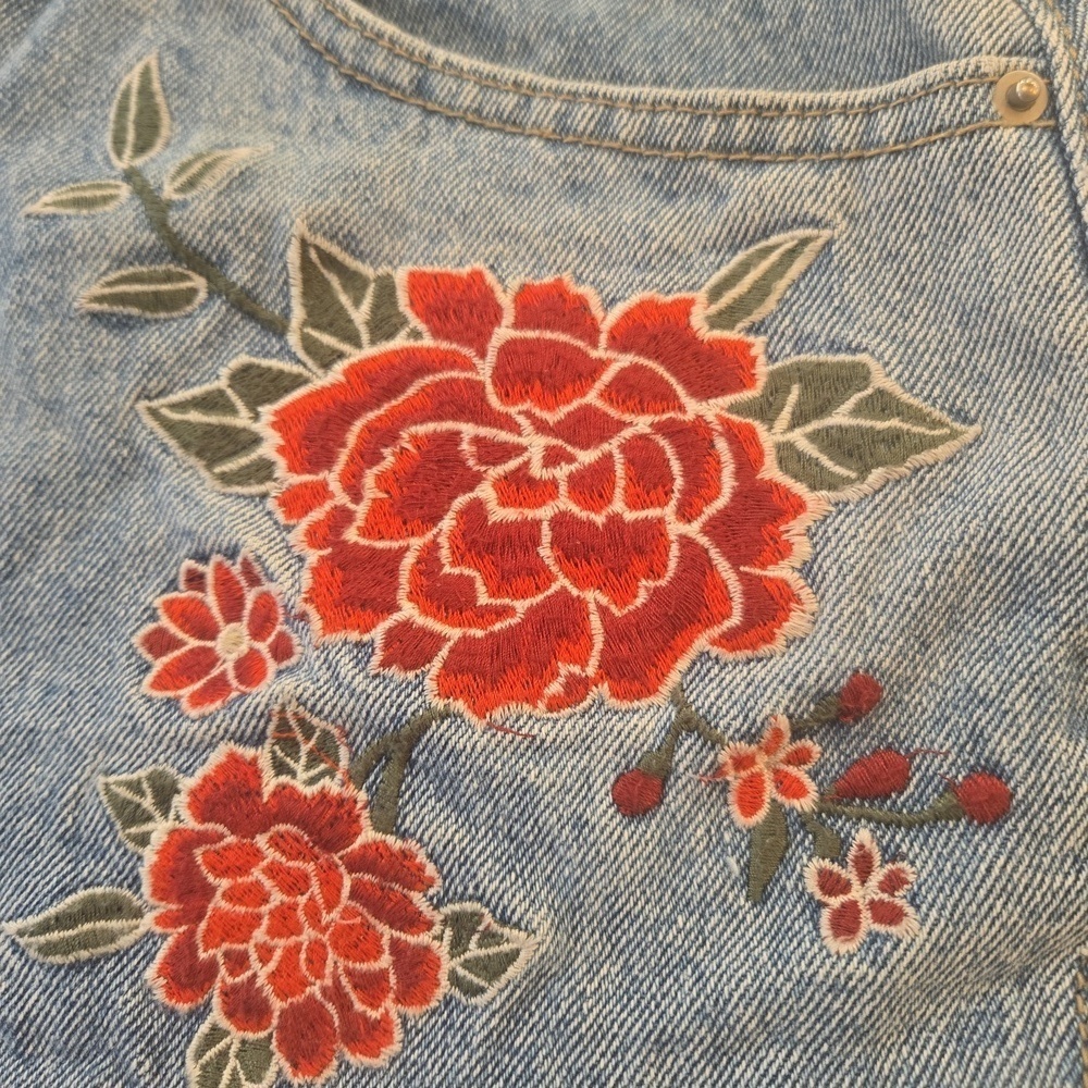 Floral Rose Embroidered Mid Rise Denim Shorts Blue Womens Size 29 - Picture 2 of 6